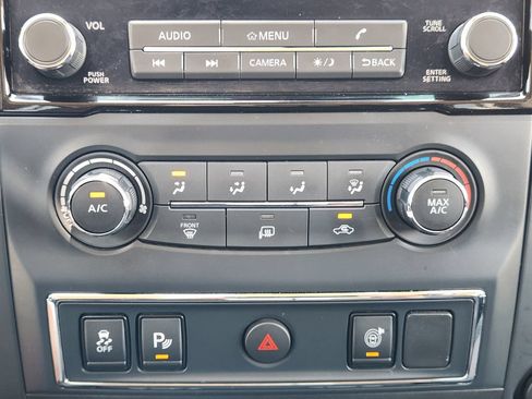 Used 2022 Nissan Titan SV RWD image 21