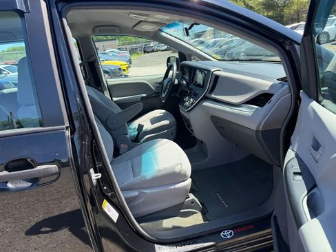 Used 2017 Toyota Sienna L FWD image 25