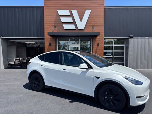 Used 2023 Tesla Model Y Long Range AWD/4WD image 1