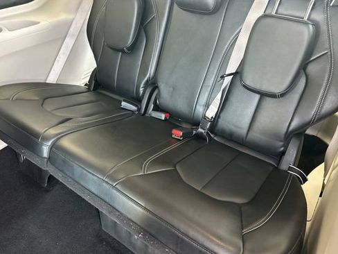 Used 2024 Chrysler Pacifica Touring-L FWD image 17