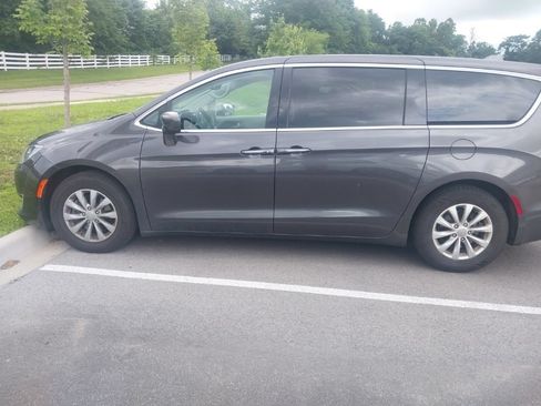 Used 2018 Chrysler Pacifica Touring Plus FWD image 2