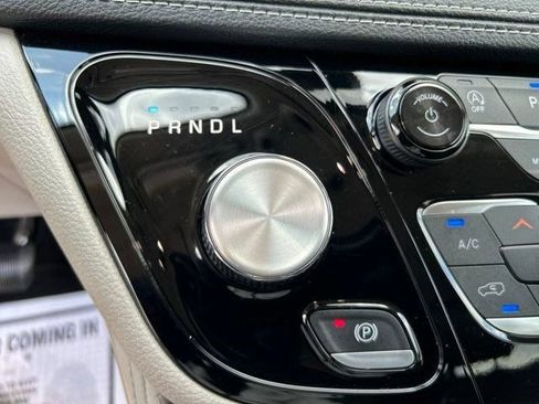 Used 2023 Chrysler Pacifica Limited FWD image 31