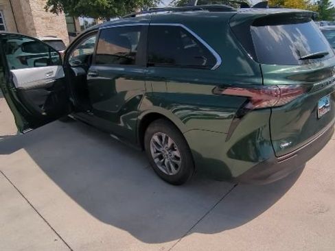 Used 2026 Toyota Sienna XLE FWD image 9