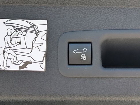 Used 2023 Toyota Sienna Limited image 13