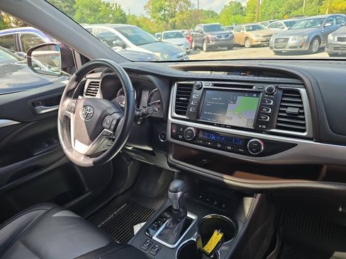 Used 2018 Toyota Highlander XLE AWD/4WD image 30