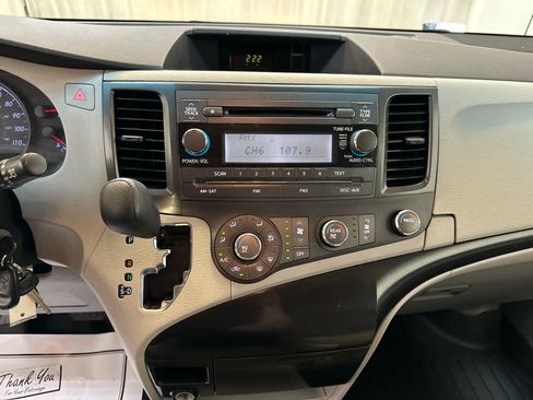 Used 2014 Toyota Sienna L FWD image 11
