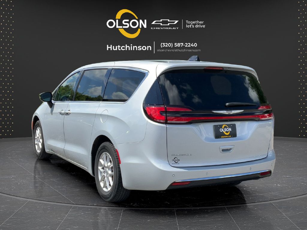Used 2024 Chrysler Pacifica Touring-L FWD image 11