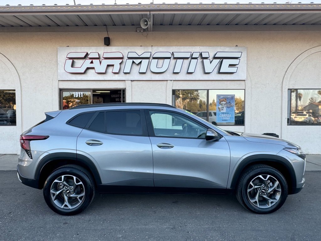 Used 2025 Chevrolet Trax LT FWD image 3