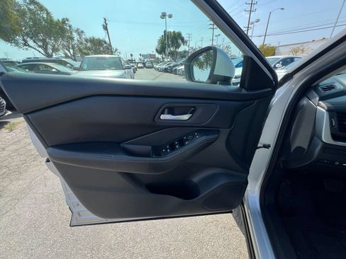 Used 2025 Nissan Rogue SV AWD/4WD image 18