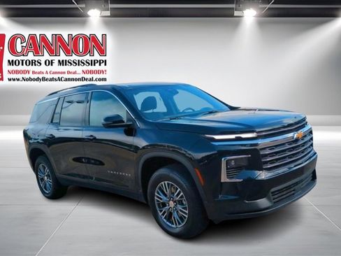 Used 2025 Chevrolet Traverse LT image 3