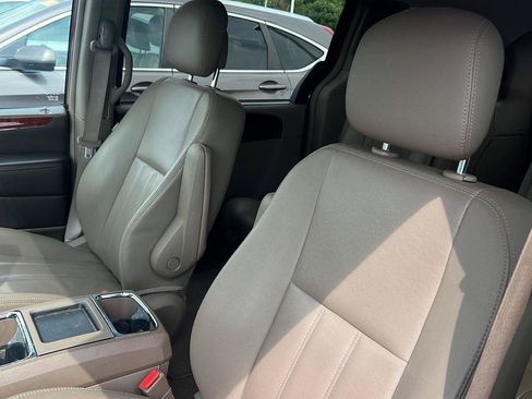 Used 2016 Chrysler Town & Country Touring w/ Driver Convenience Group FWD image 10