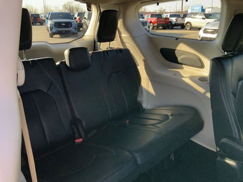Used 2022 Chrysler Pacifica Touring-L image 61