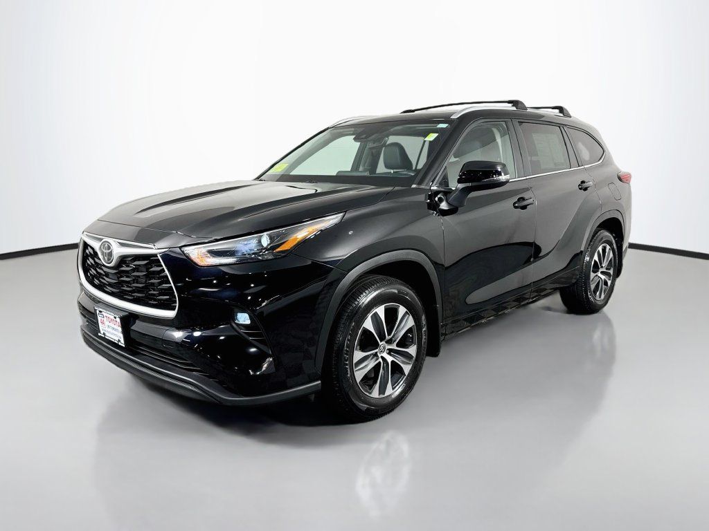 Used 2023 Toyota Highlander XLE AWD/4WD image 2