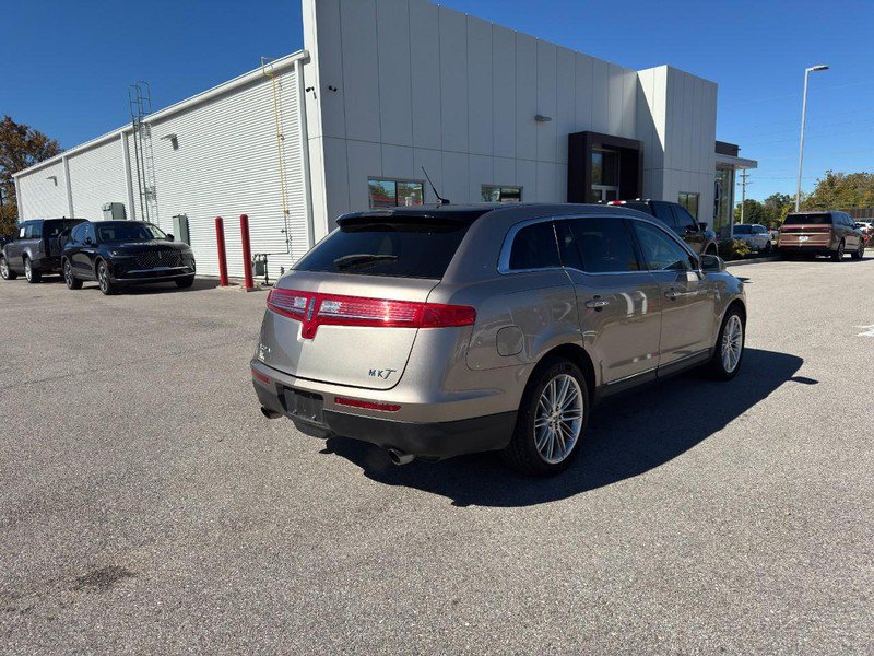 Used 2019 Lincoln MKT AWD image 5