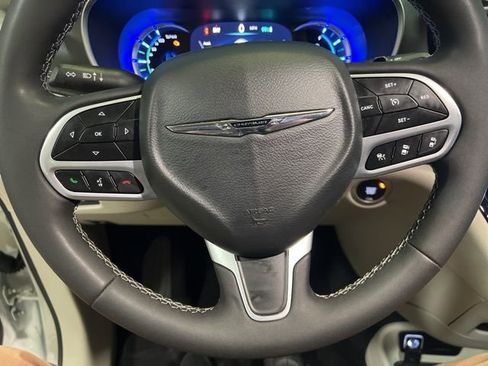 Used 2024 Chrysler Pacifica Limited FWD image 38
