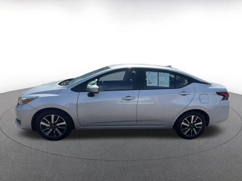 Used 2025 Nissan Versa SV image 9