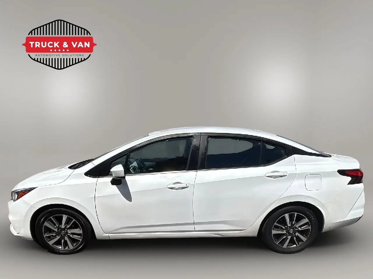 Used 2022 Nissan Versa SV FWD image 2