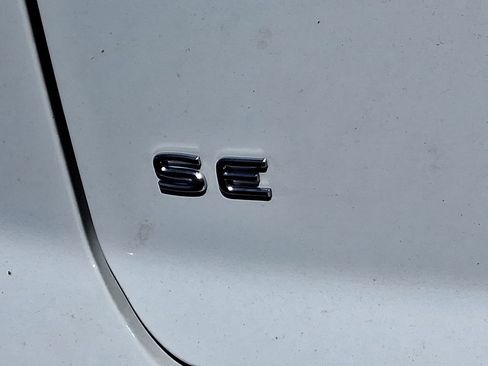 Certified 2025 Volkswagen Atlas Cross Sport SE w/ Panoramic Sunroof Package image 31