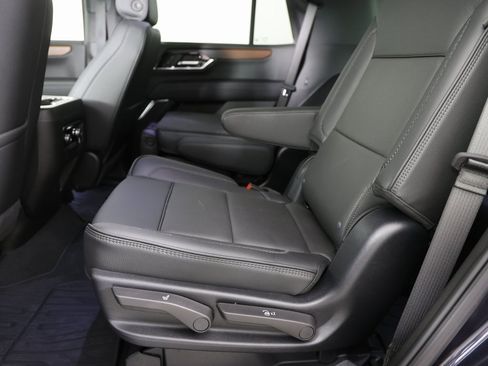 Used 2025 GMC Yukon Denali w/ Sun & Power Step Package image 2