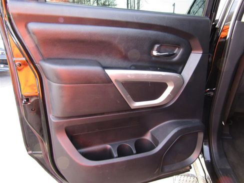 Used 2018 Nissan Titan SV image 22