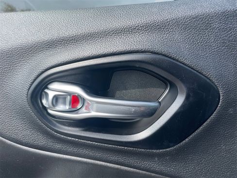 Used 2021 Jeep Cherokee Latitude Plus image 32