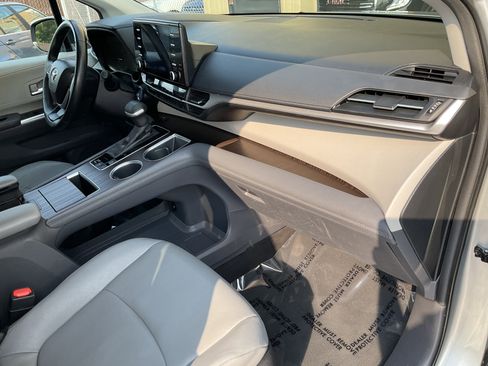 Used 2024 Toyota Sienna XLE image 21