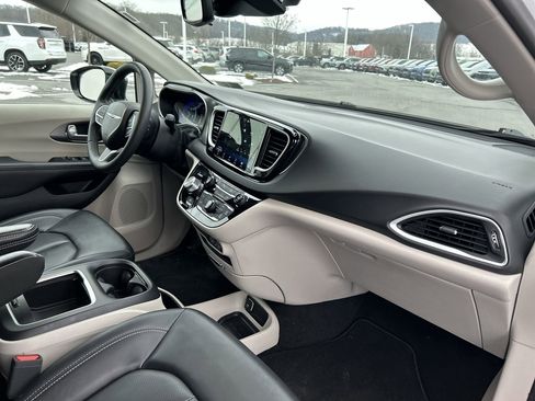 Used 2024 Chrysler Pacifica Touring-L image 14