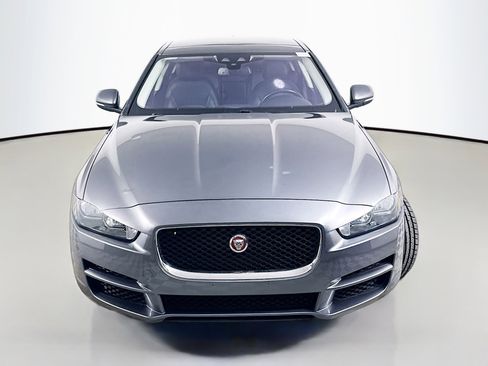Used 2018 Jaguar XE Premium image 2