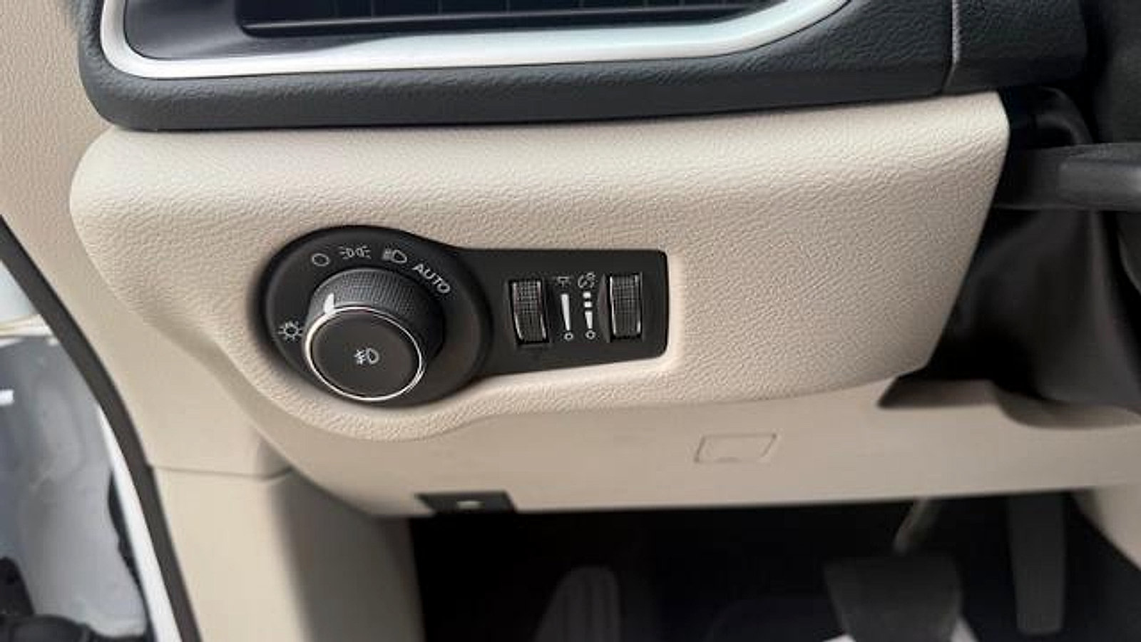 Used 2024 Chrysler Pacifica Touring-L FWD image 9