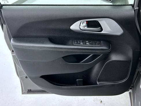Used 2021 Chrysler Pacifica Touring w/ S Appearance Package image 9