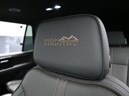 Used 2025 Chevrolet Tahoe High Country AWD/4WD image 18