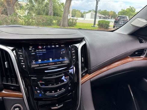 Used 2020 Cadillac Escalade 2WD image 44