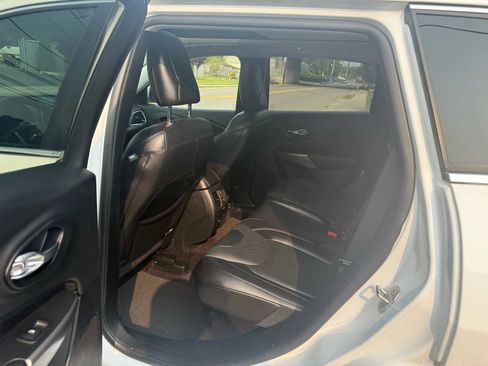 Used 2019 Jeep Cherokee Overland w/ Technology Group image 31