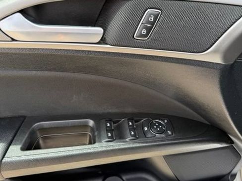 Used 2019 Ford Fusion SE FWD image 14