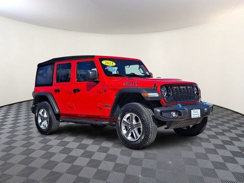 Used 2024 Jeep Wrangler Unlimited image 2