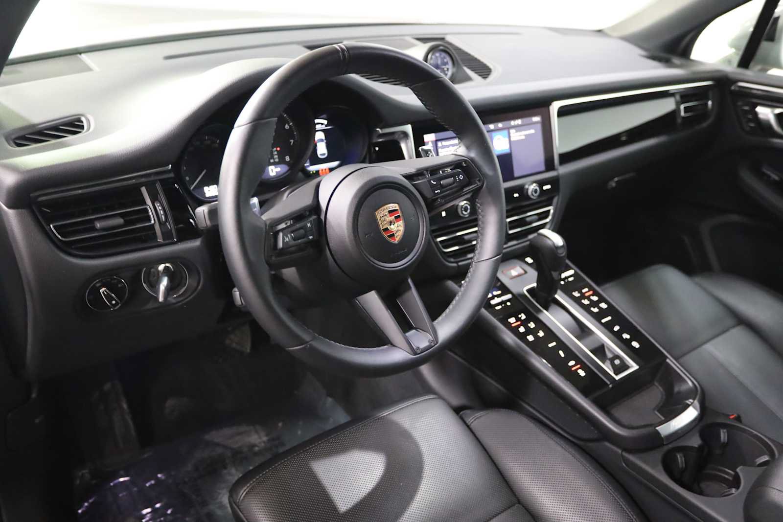 Used 2025 Porsche Macan AWD/4WD image 4