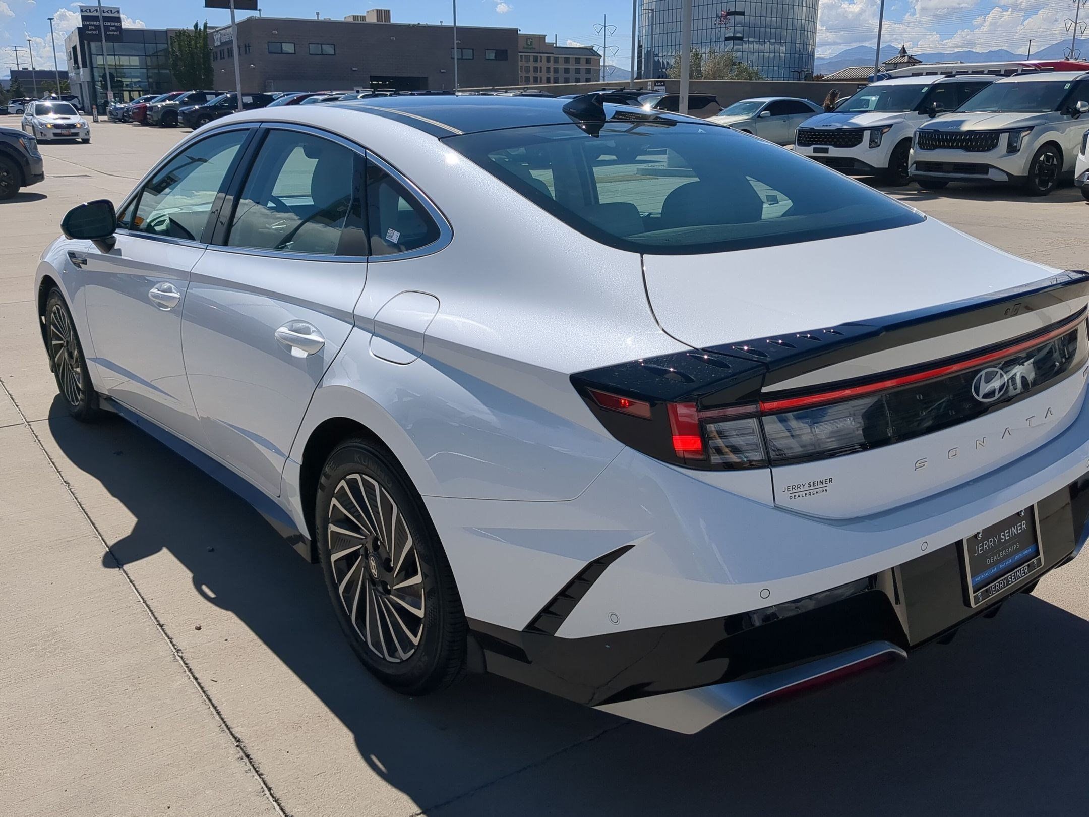 Used 2025 Hyundai Sonata Limited FWD image 4