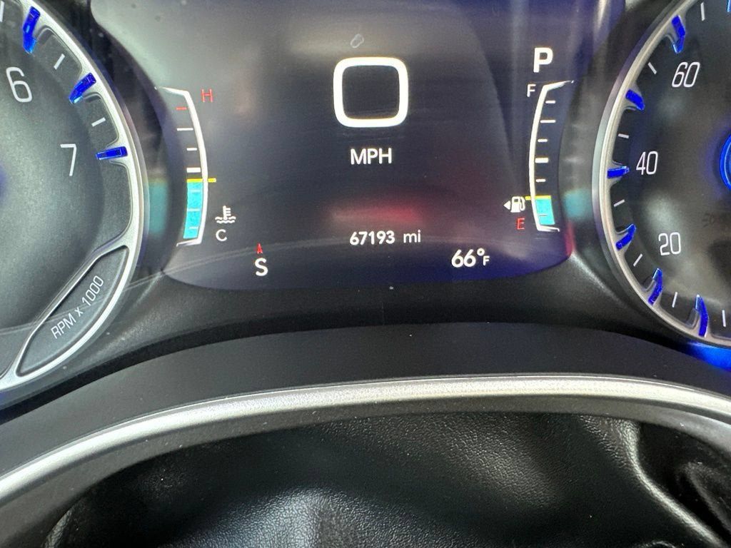 Used 2023 Chrysler Pacifica Touring-L FWD image 18