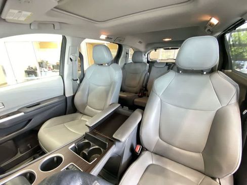 Used 2021 Toyota Sienna XLE FWD image 14