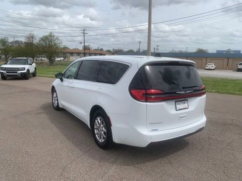 Used 2025 Chrysler Pacifica Select FWD image 5