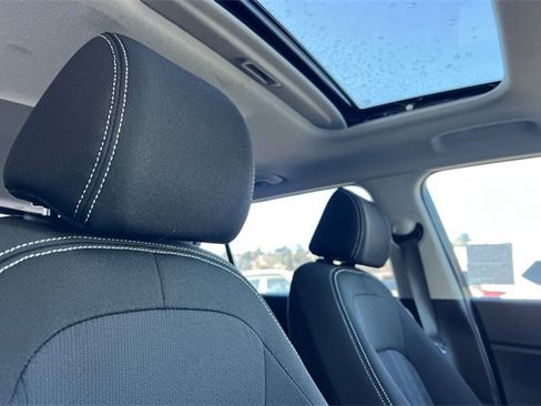 Used 2023 Hyundai Venue SEL image 21