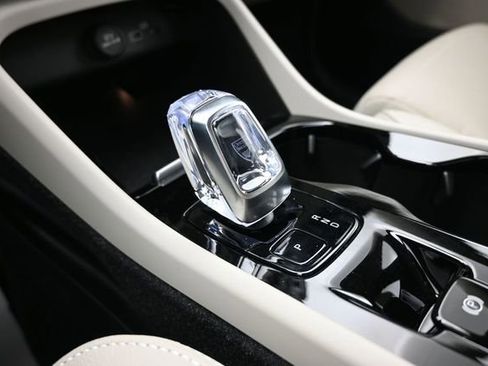 Used 2023 Volvo XC40 B4 Ultimate w/ Protection Package Premier FWD image 12