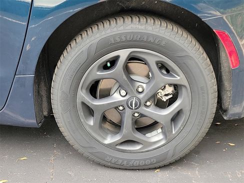 Used 2022 Chrysler Pacifica Touring-L w/ S Appearance Package image 6