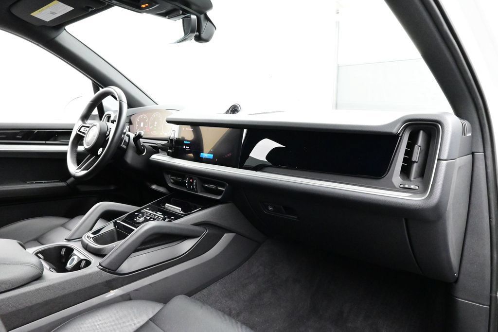 Certified 2024 Porsche Cayenne AWD/4WD image 18