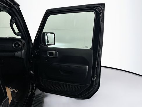 Used 2023 Jeep Wrangler Sahara image 32