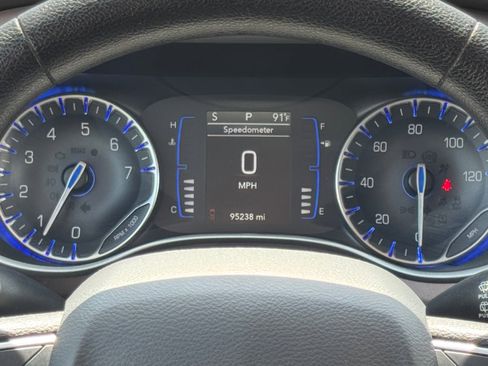 Used 2020 Chrysler Voyager Lxi image 14