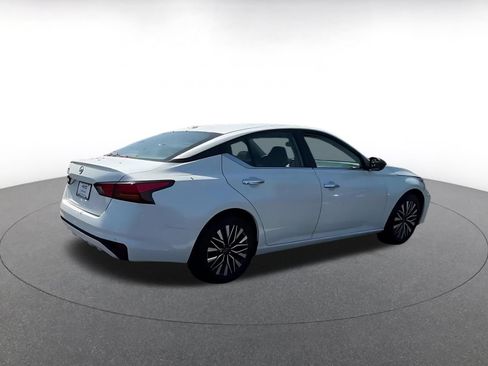 Used 2025 Nissan Altima 2.5 SV FWD image 15