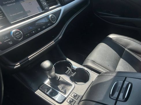 Used 2019 Toyota Highlander XLE AWD/4WD image 13