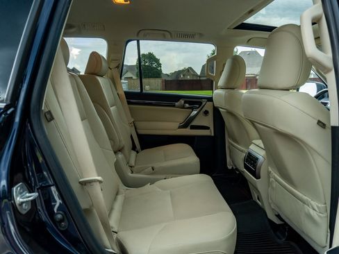 Used 2023 Lexus GX 460 Premium w/ Accessory Package AWD/4WD image 17