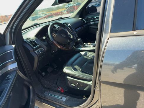 Used 2019 Ford Explorer Platinum image 3